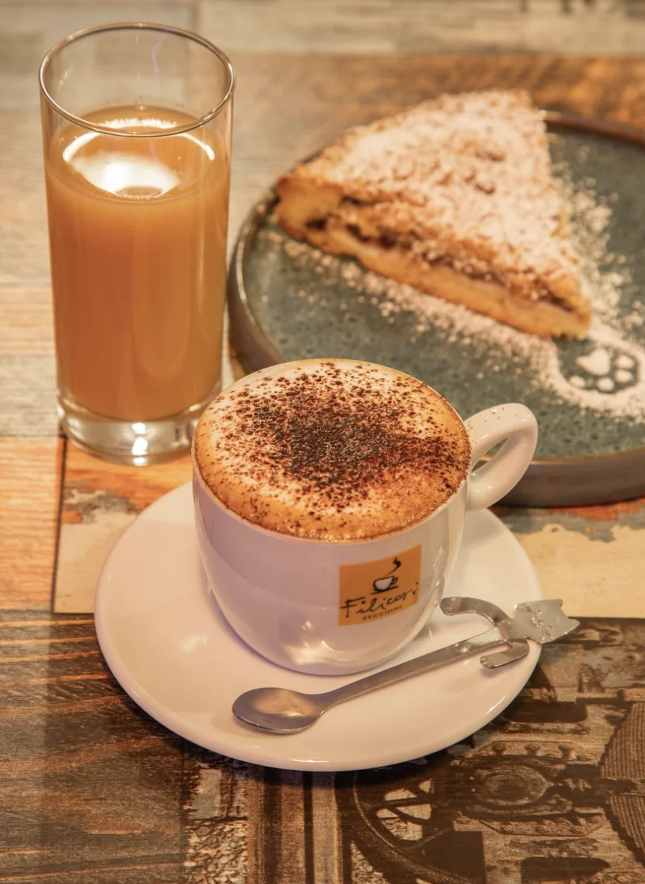 Cappuccino e crostata — colazione da Caffelino