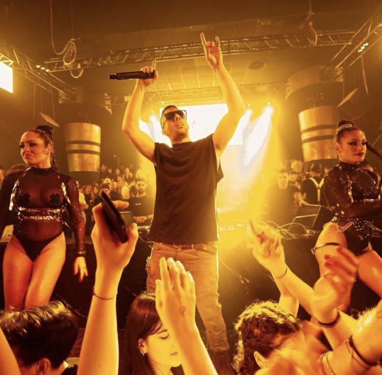 Santo, MC di In Da Club, sul palco