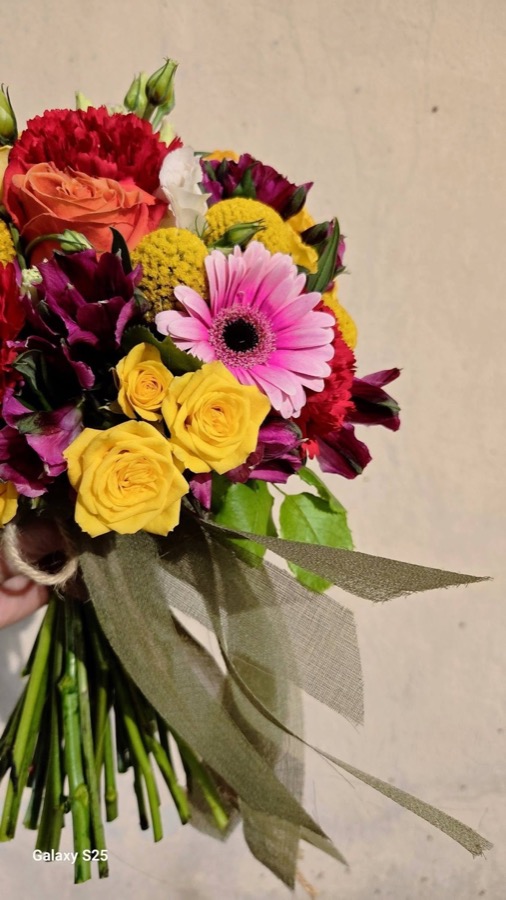 Bouquet colorato con rose e gerbere, Farfy Flowers