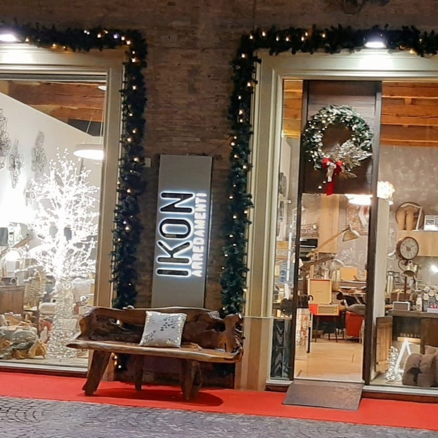 Vetrina dello showroom Ikon Arredamenti