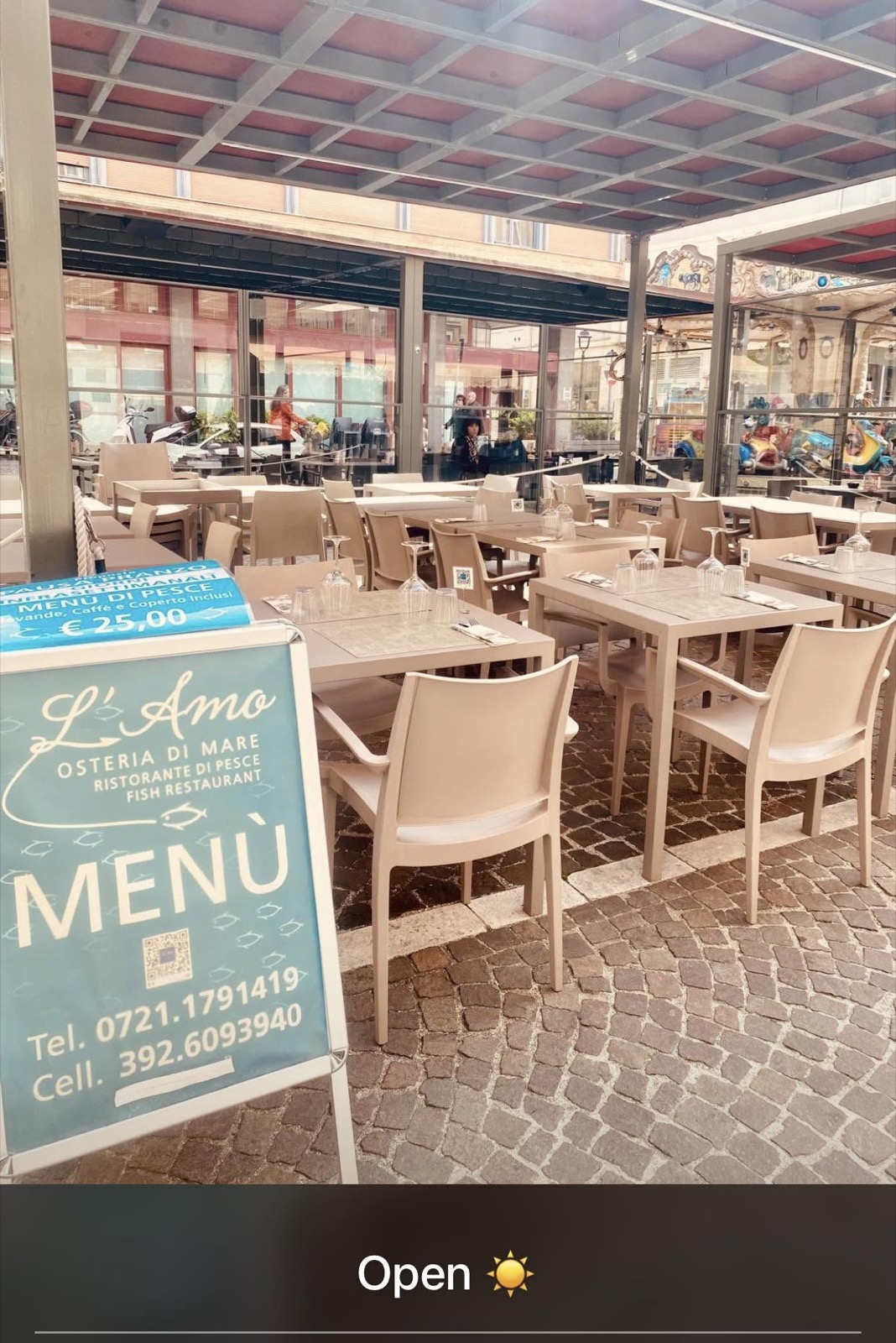 Foto reale dei tavoli all'aperto di L'Amo Osteria di Mare