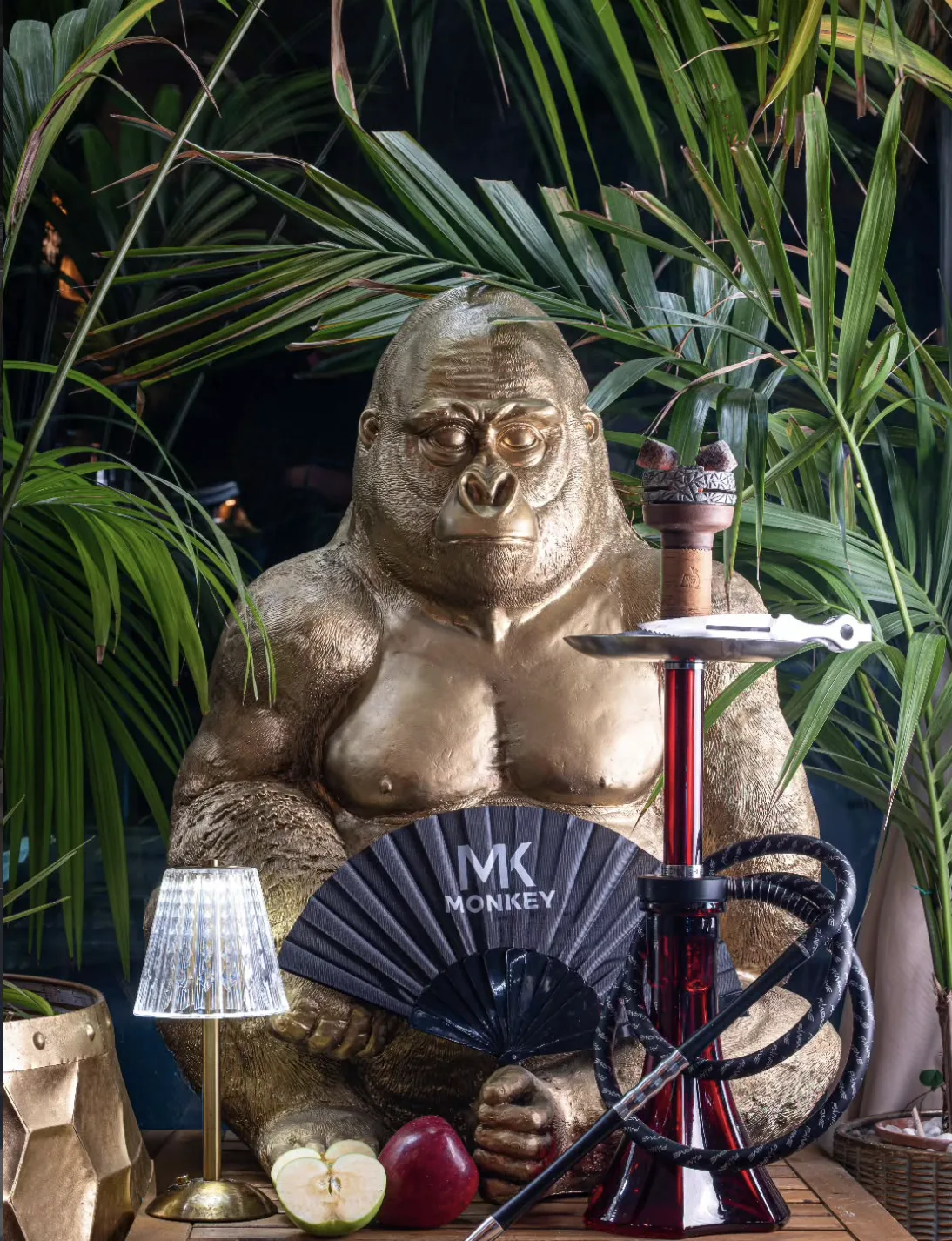 Immagine hero del sito Monkey Pub, tema oro e giungla con narghilè