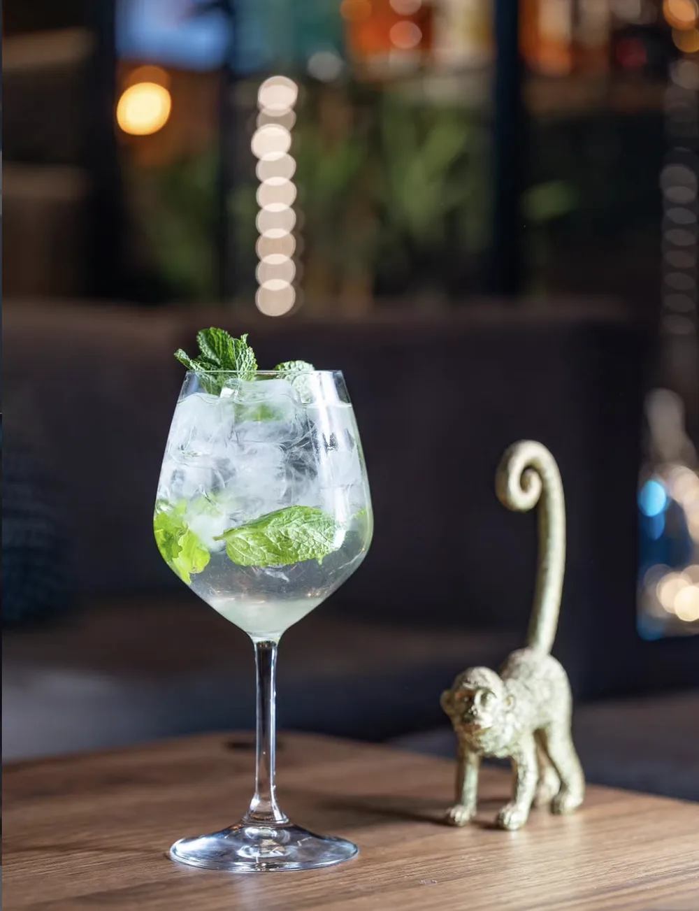 Cocktail Mojito servito al bancone di Monkey Pub, Pesaro