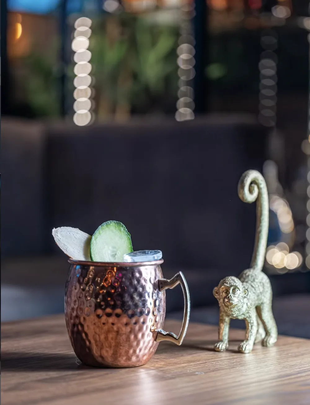 Cocktail Moscow Mule servito al bancone di Monkey Pub, Pesaro