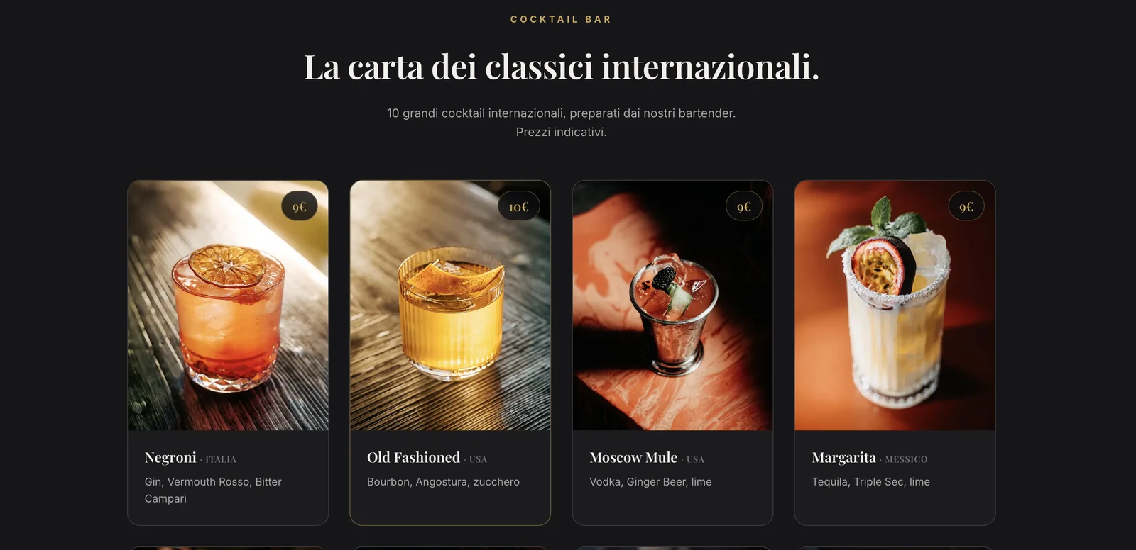 Dettaglio della carta cocktail del sito Narciso, con badge prezzo dorato su ogni foto