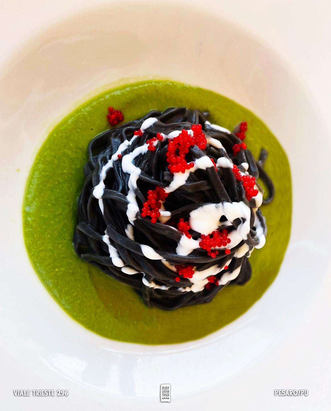 Foto reale di un piatto di RistoranTino, tagliolini al nero di seppia