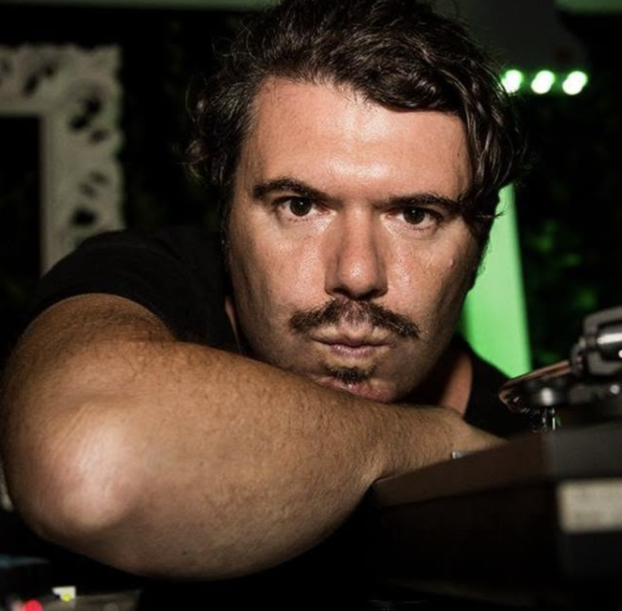Roby Revolution alla console durante un evento