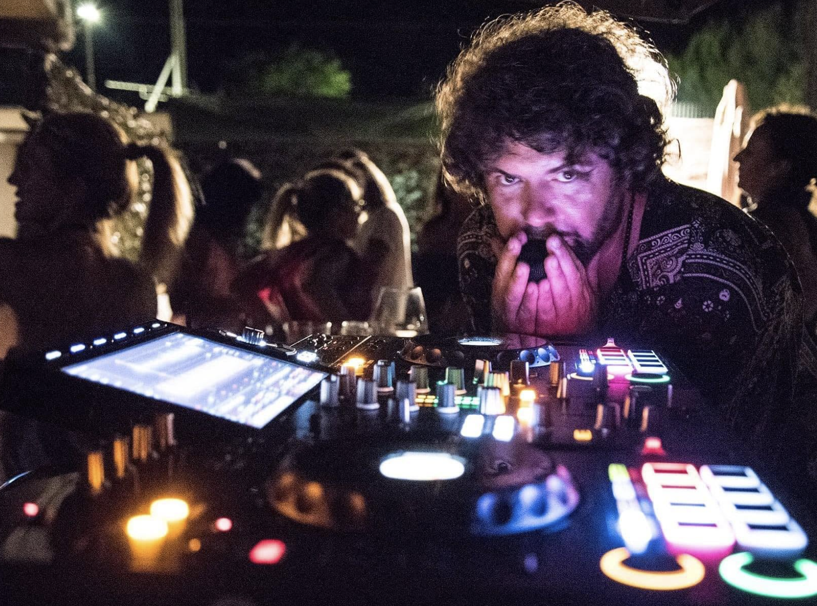 Roby Revolution al mixer durante una serata dal vivo
